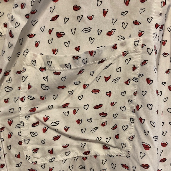 Beachlunchlounge White Top with Red and Black Heart and Lip Design - Picture 5 of 8